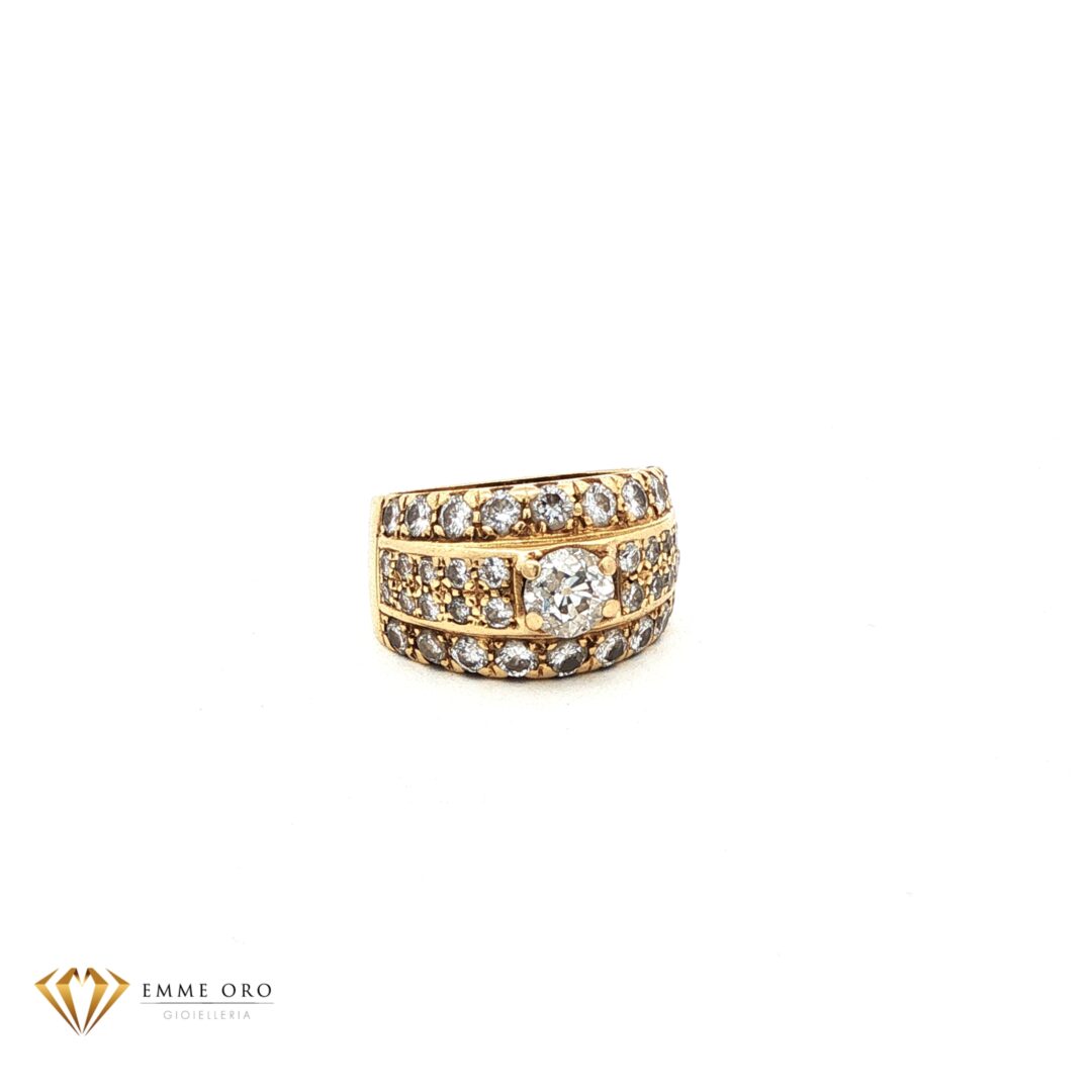 Anello a fascia in oro giallo con diamanti