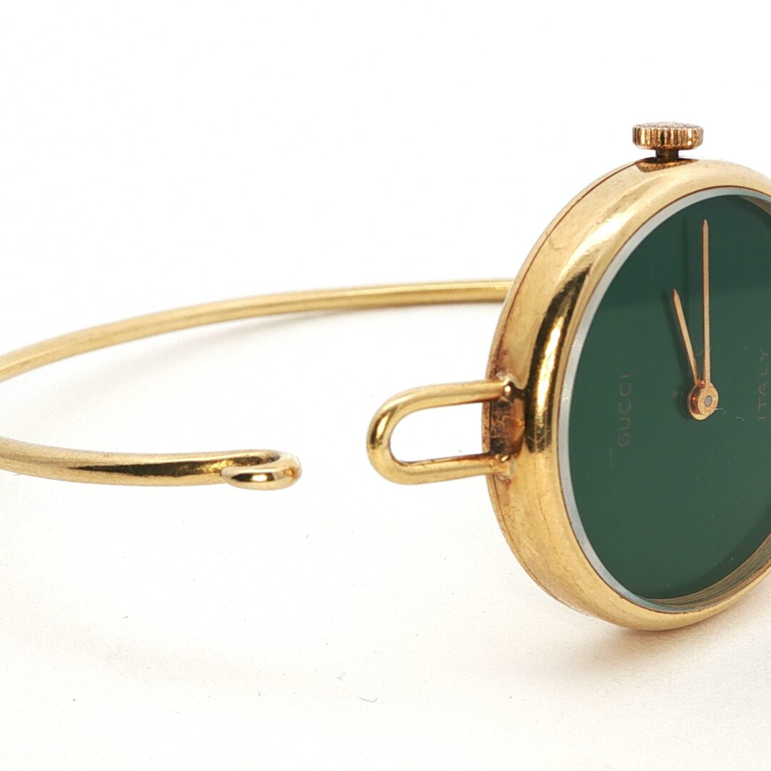 Vista dettaglio chiusura orologio oro Gucci Vintage