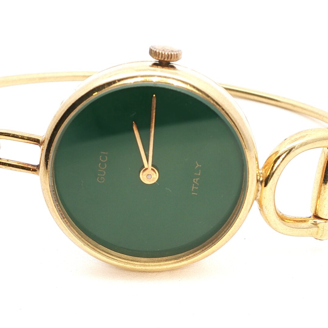 Vista dettaglio frontale curvata orologio oro Gucci Vintage