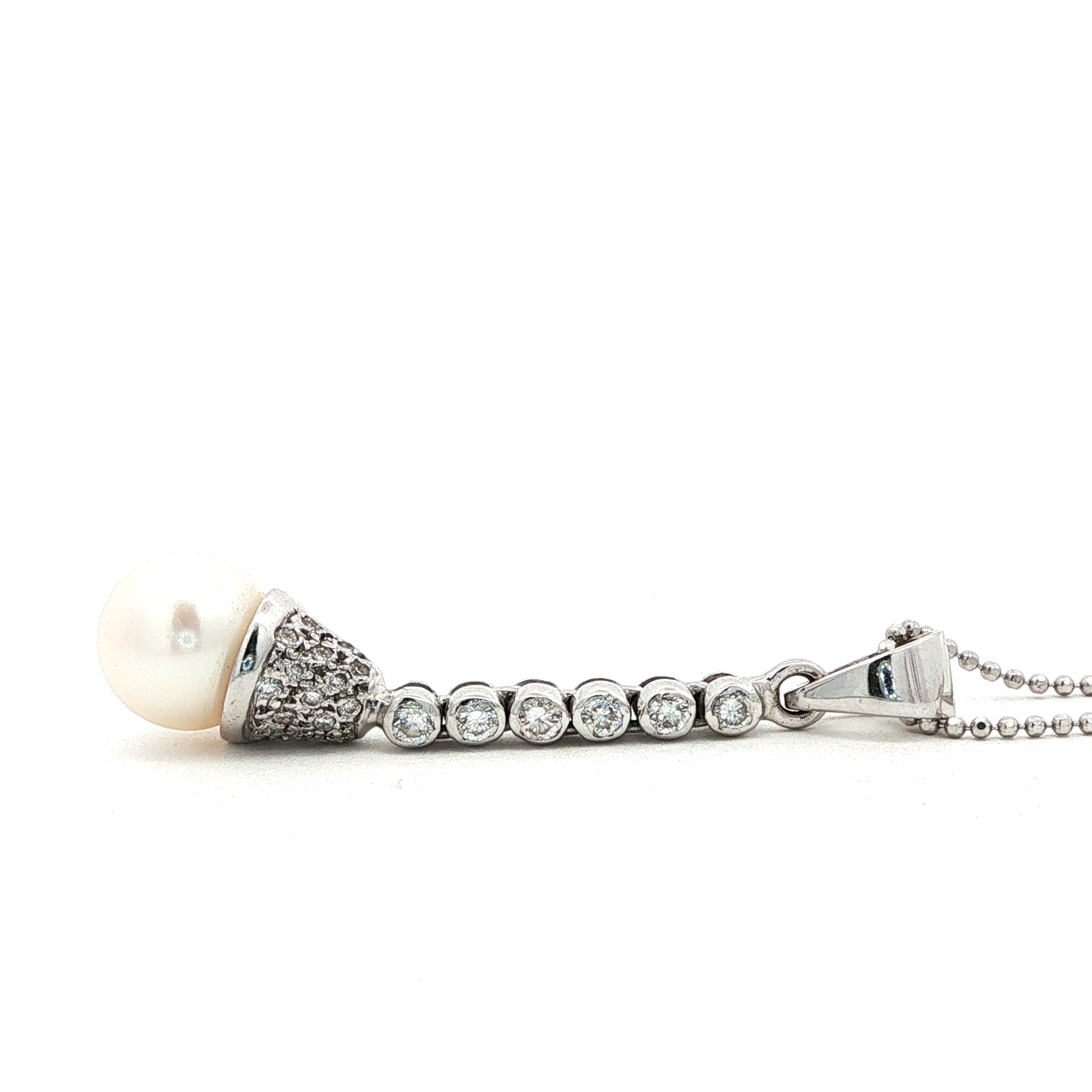 dettaglio laterale Collana oro bianco perla e diamanti