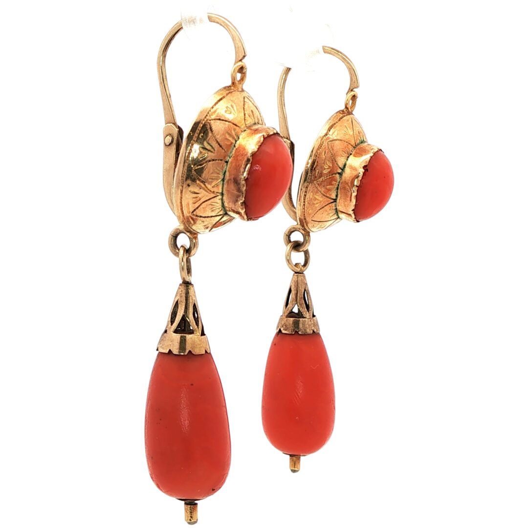 laterale Orecchini vintage pendenti corallo oro Frontale
