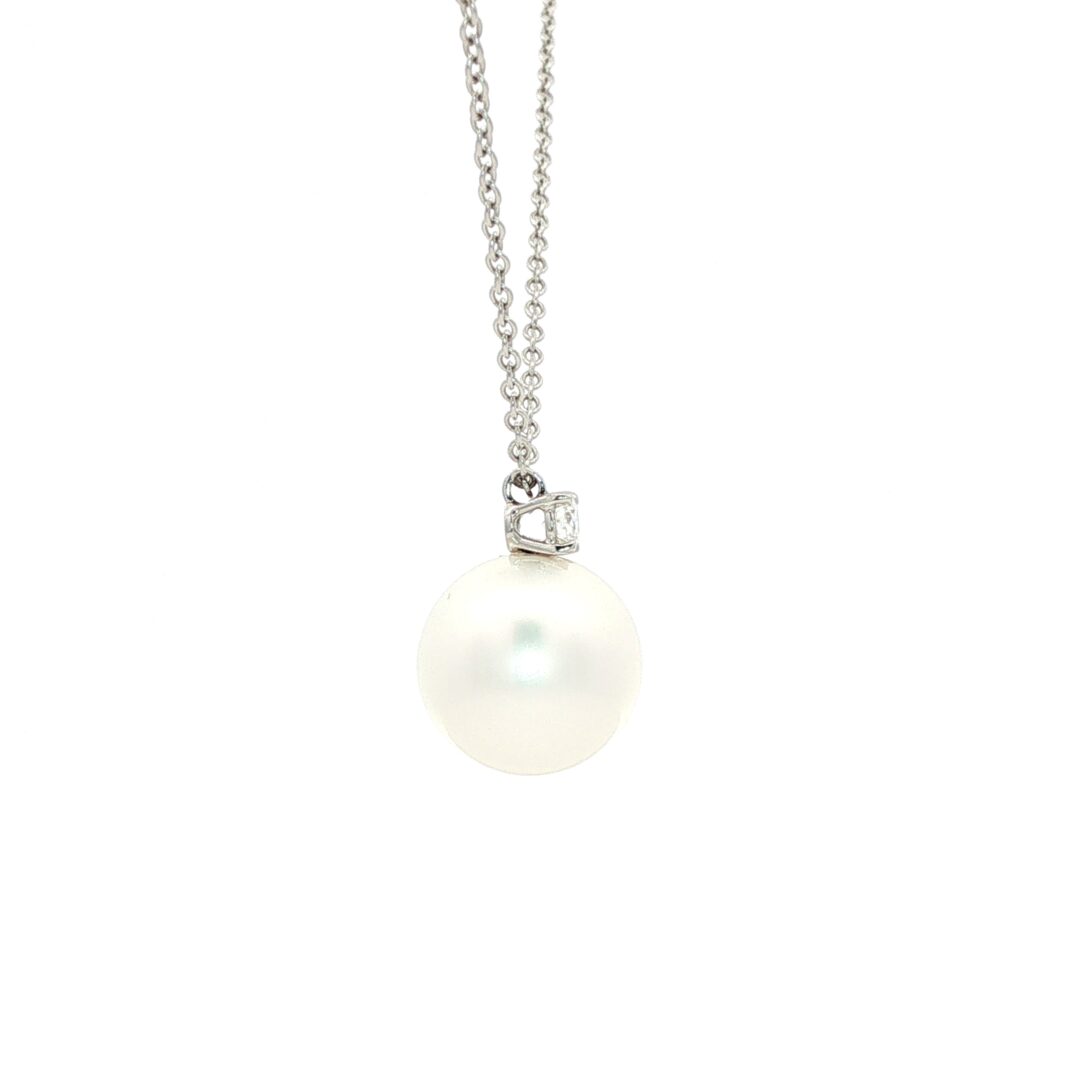 Laterale Collana in oro bianco con perla e diamante