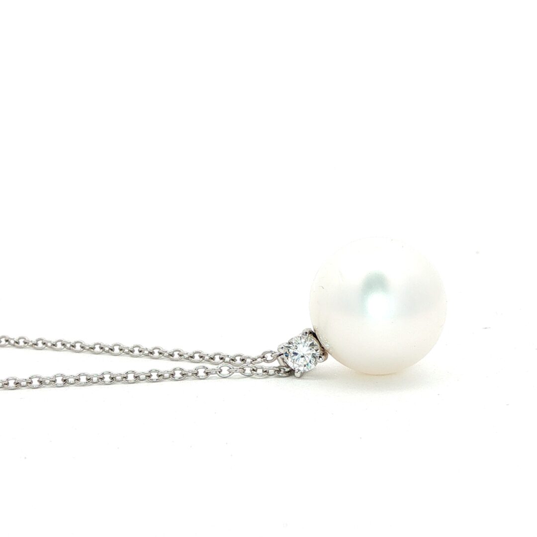 Laterale1 Collana in oro bianco con perla e diamante